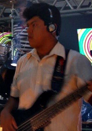 Keké Contra Baixo e Backing Vocal